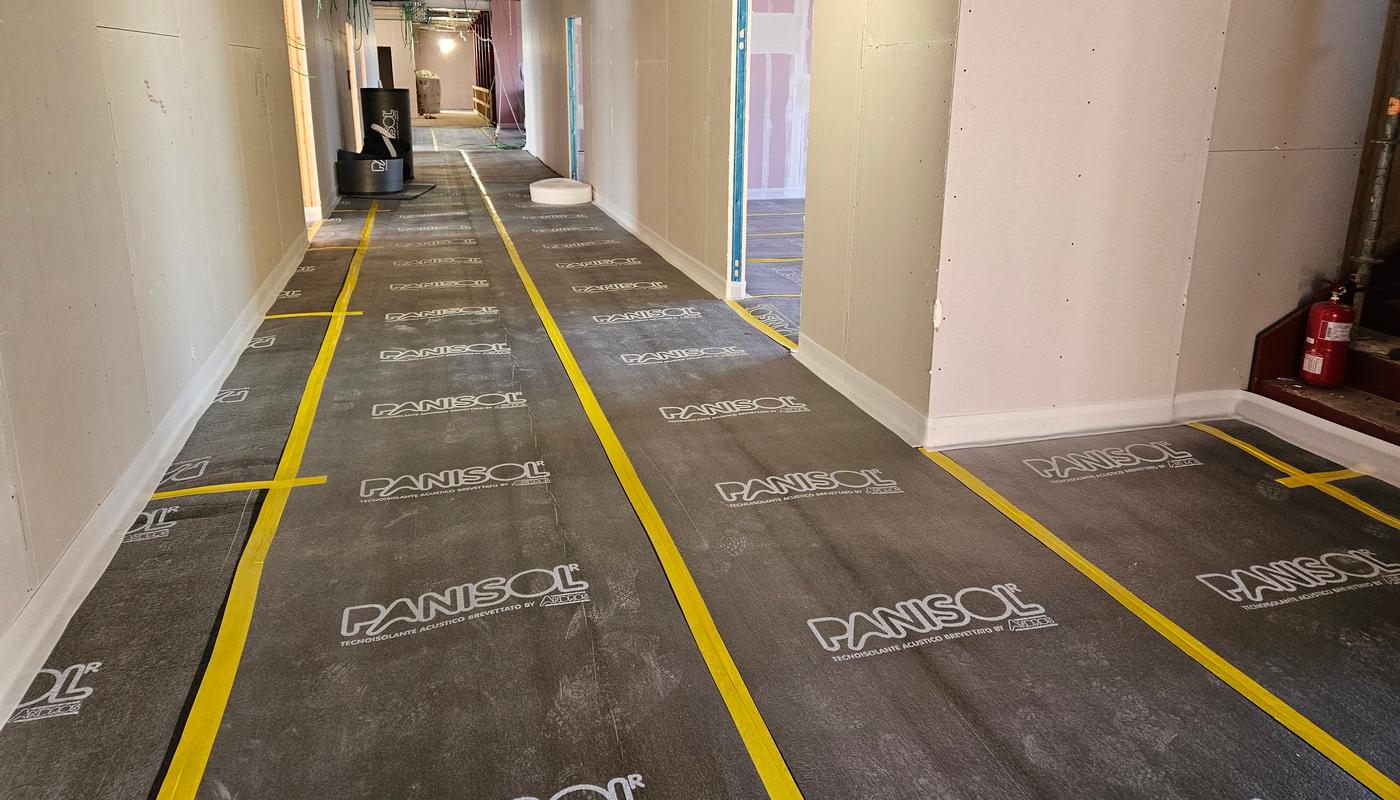 Pose d’un tapis acoustique PANISOL P8L sur dalle — réalisation MA INDUSTRY